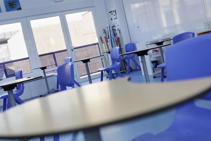 Pupites colocados y separados entre sí en una de las aulas acondicionadas para el nuevo curso del colegio Virgen de Europea