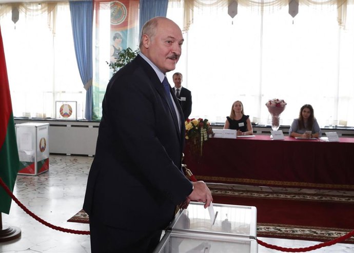El presidente de Bielorrusia, Alexander Lukashenko, vota en las elecciones presidenciales