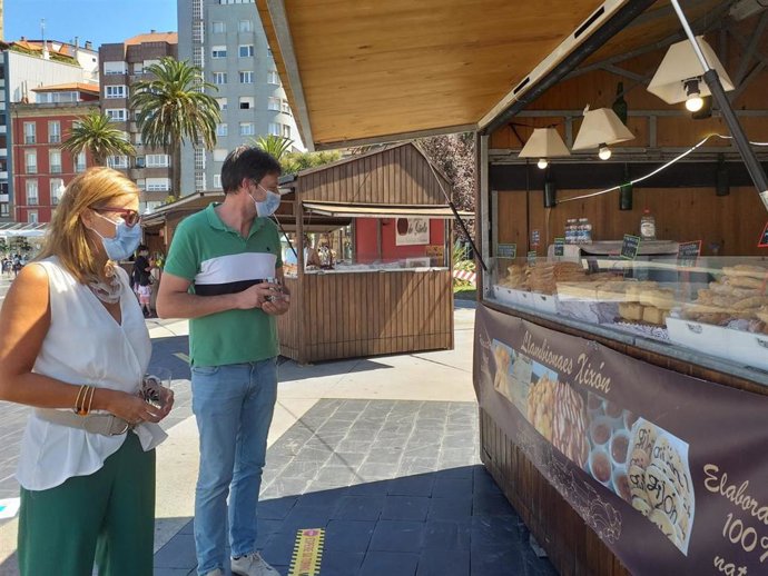 El concejal de Educación y Cultura de Gijón, Alberto Ferrao, y la gerente de Divertia, Lara Martínez, visitan el Mercadín de la Sidra y la Manzana, en la inauguración de  la XXIX Fiesta de la Sidra Natural de Gijón