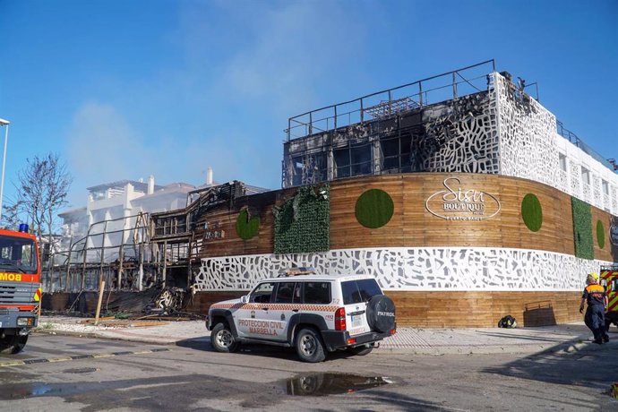 Bomberos trabajan en la extinción del incendio en el hotel Sisu Boutique de Puerto Banús, en el que ha fallecido una persona y casi una decena han resultado heridas. En Marbella, (Málaga, Andalucía, España), a 21 de agosto de 2020.