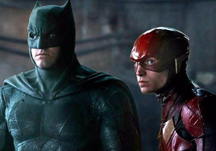 Ben Affleck como Batman y Ezra Miller como Flash en Liga de la Justicia
