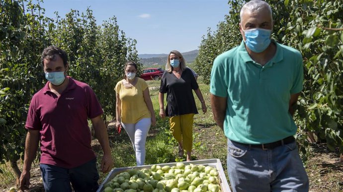 La consejera de Agricultura, Eva Hita, y la alcaldesa de Calahorra, Elisa Garrido, visitan explotaciones agrarias