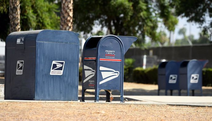 EEUU.- El director del Servicio Postal de EEUU suspende los polémicos cambios pr