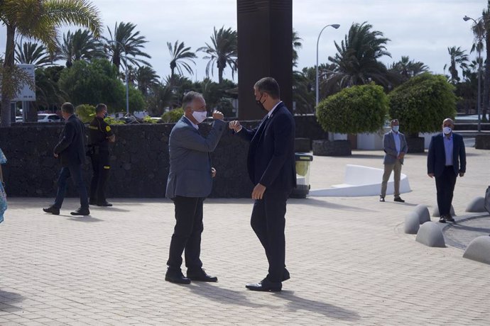 El presidente del Gobierno, Pedro Sánchez, saluda con el codo al presidente canaro, Ángel Víctor Torres, en un encuentro durante sus vavaciones 