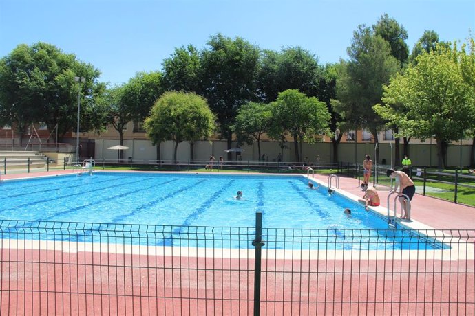 Cvirus.- Alcázar cierra su piscina municipal tras dar positivo una empleada