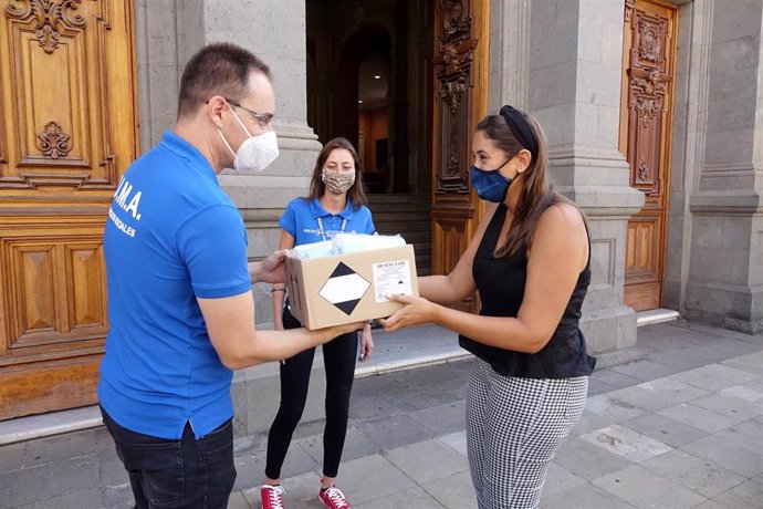 La concejal de Acción Social del Ayuntamiento de Santa Cruz de Tenerife, Rosario González, en la entrega de mascarillas para personas sin hogar