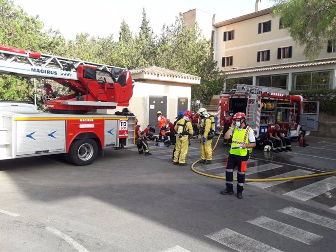 Bomberos actuando en el incendio de una residencia de personas mayores en Calvi.