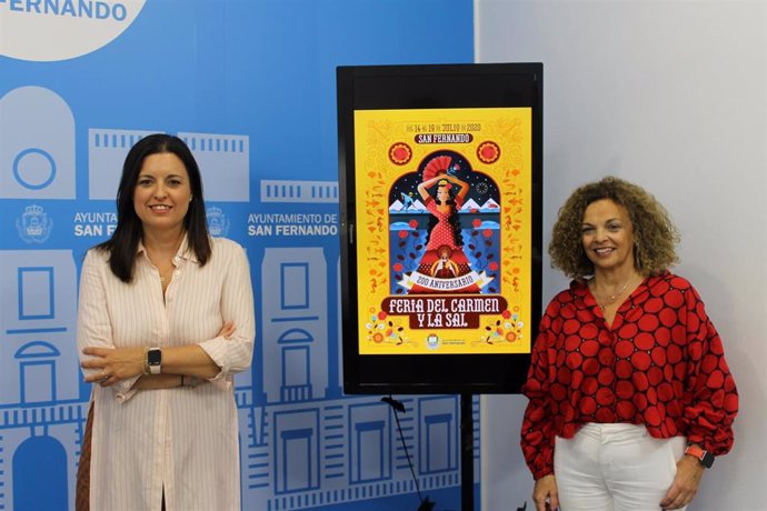La alcaldesa Patricia Cavada con el cartel que conmmemora los 200 años de la Feria del Carmen
