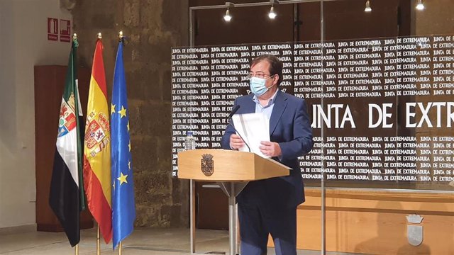 El presidente de la Junta de Extremadura, Guillermo Fernández Vara, en una rueda de prensa