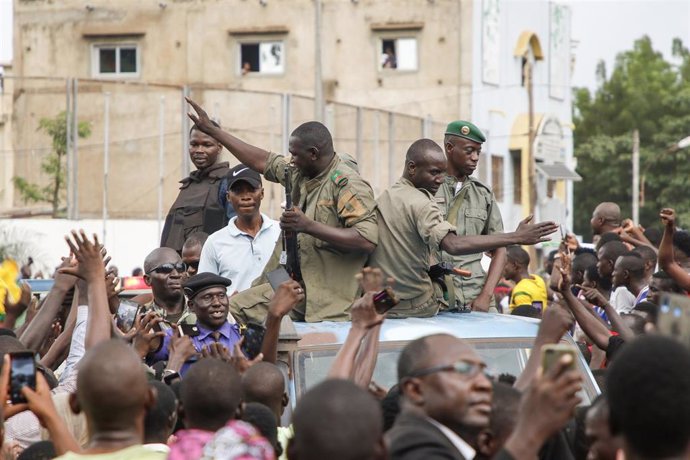 Miles de personas reciben entre vítores a los militares en Bamako.