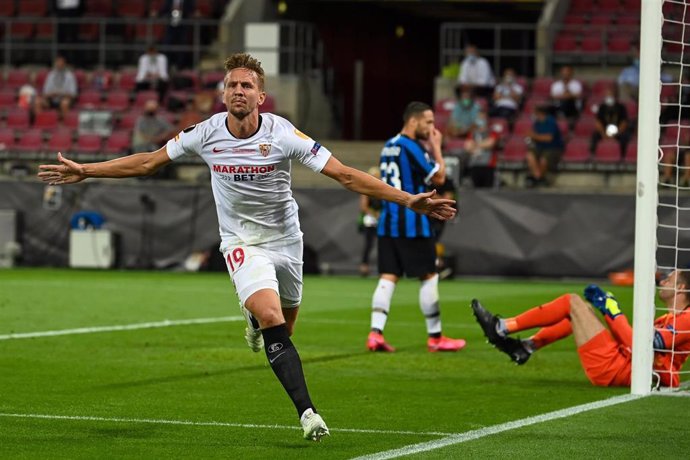 Luke De Jong celebra el primer gol de la final de la Europa League