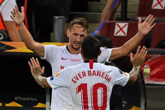 De Jong y Banega celebran el segundo gol