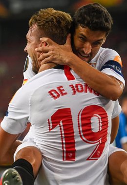 21 August 2020, North Rhine-Westphalia, Cologne: Sevilla's Luuk de Jong (L) celebrates scoring his side's first goal with teammate Jesus Navas during the UEFA Europa League final soccer match between Sevilla FC and Inter Milan at the Rhein Energie Stadi