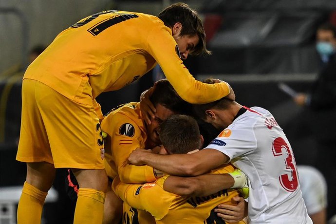 El Sevilla celebra el triunfo en Colonia