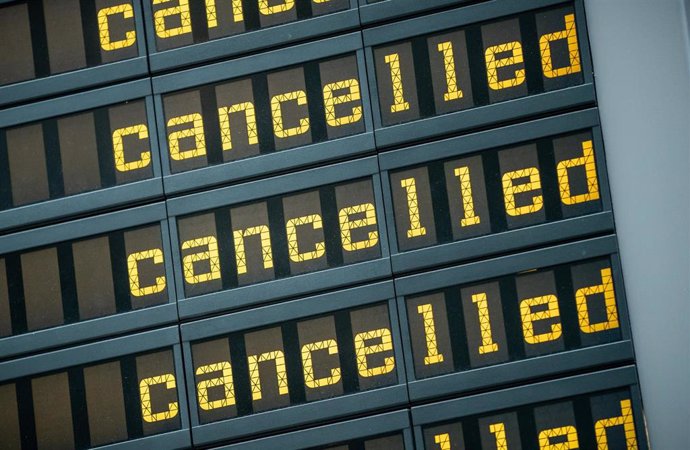 Una pantalla en el aeropuerto de Berlín muestra la cancelación de varios vuelos por el coronavirus. 