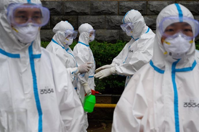 Profesionales sanitarios con trajes de protección frente al coronavirus. 