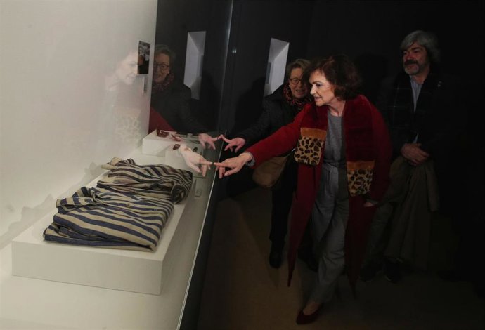 La vicepresidenta primera del Gobierno, Carmen Calvo durante su visita a la exposición del 80 aniversario del exilio republicano español, después de la inauguración del Memorial en homenaje a los españoles deportados y fallecidos en Mauthausen 