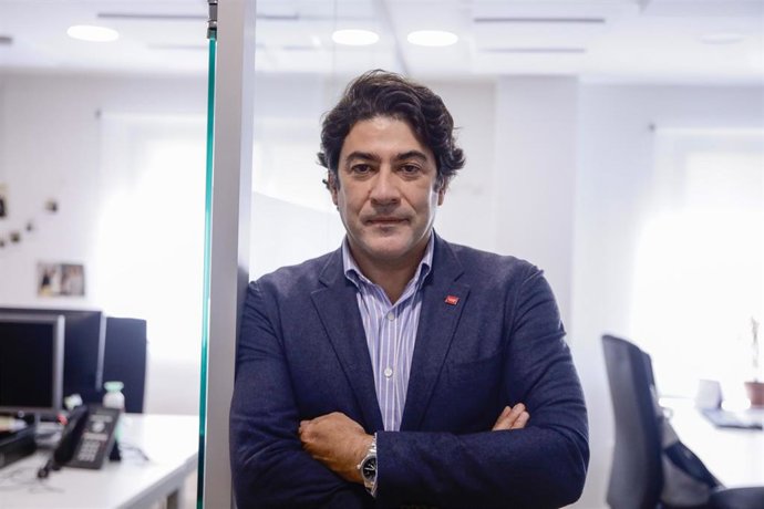 El consejero de Vivienda y Política Territorial, David Pérez, posa tras una entrevista con Europa Press en la delegación ubicada en la capital. En Madrid, (España), a 19 de agosto de 2020.