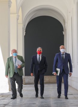 El consejero de Salud y Familias, Jesús Aguirre; el consejero de Presidencia, Elías Bendodo, y el consejero de Educación y Deporte, Javier Imbroda, en una foto de archivo