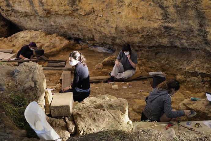 Excavaciones en el Valle de los Neandertales con las nuevas medidas de seguridad frente al Covid-19