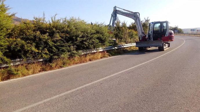 La Diputación de Málaga continúa con tareas de desbroce y limpieza de cunetas en 500 kilómetros de la red viaria provincial