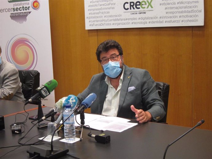 El secretario general de la Creex, Javier Peinado, en rueda de prensa en Badajoz