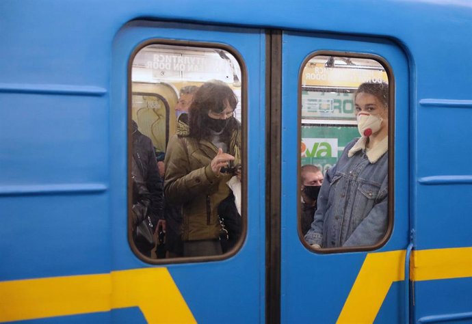 Personas con mascarilla en el metro de Kiev