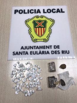 Material incautado por la Policía Local de Santa Eulria des Riu, en Ibiza.