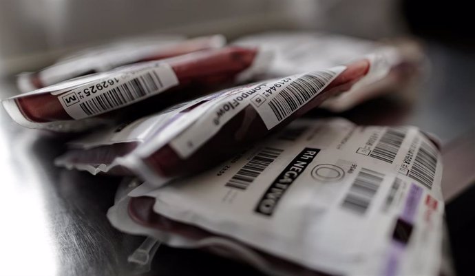 Varias bolsas de transfusión de sangre en una sala en una imagen de archivo 