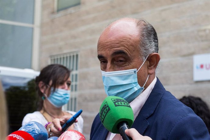  Imagen de recurso del viceconsejero de Salud Pública y Plan Covid-19 de la Comunidad de Madrid, Antonio Zapatero, en su visita a la realización de pruebas PCR aleatorias en el Centro de Salud Federica Montseny.
