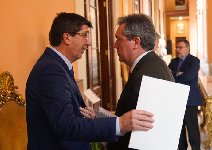 El vicepresidente y consejero de Turismo, Regeneración, Justicia y Administración Local, Juan Marín, conversa con el  al alcalde de Sevilla, Juan Espadas