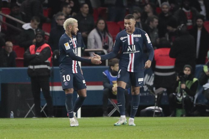 Neymar da Silva y Mbappé en un partido con el PSG