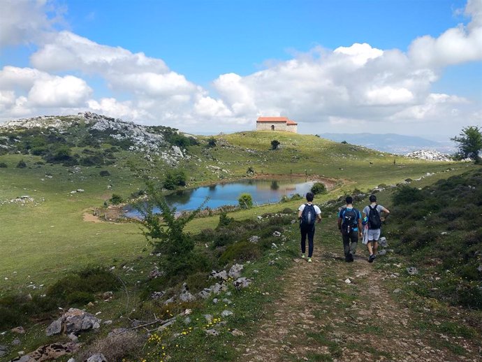 Ruta de senderismo en Asturias, subida al Monsacro, en el concejo de Morcín.