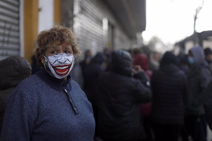 Una mujer con mascarilla en Santiago de Chile