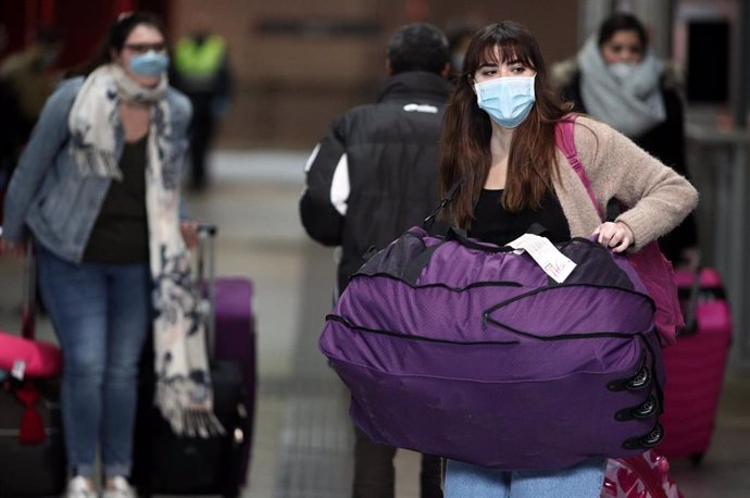 Imagen de recurso de varias personas con mascarillas por el coronavirus.