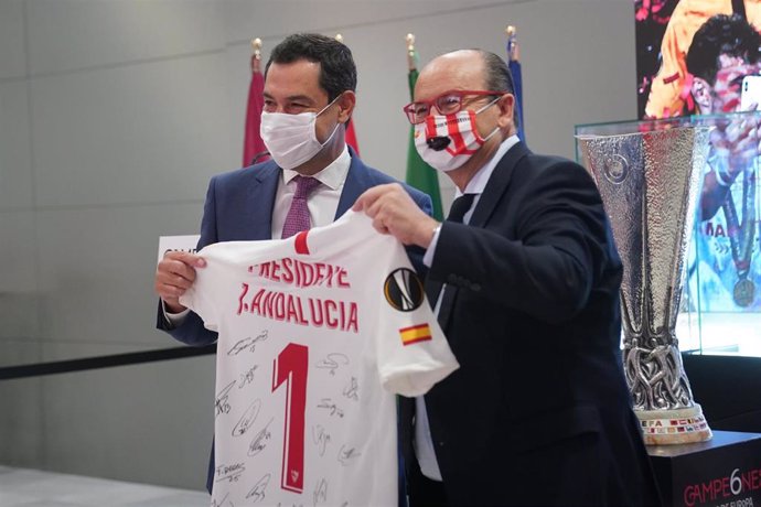 El presidente de la Junta de Andalucía, Juanma Moreno, con una camiseta del Sevilla Fútbol Club.
