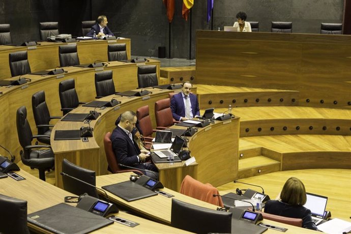 Mesa y Junta de Portavoces del Parlamento de Navarra en el salón de plenos para guardia distancia entre sus miembros como consecuencia del coronavirus.