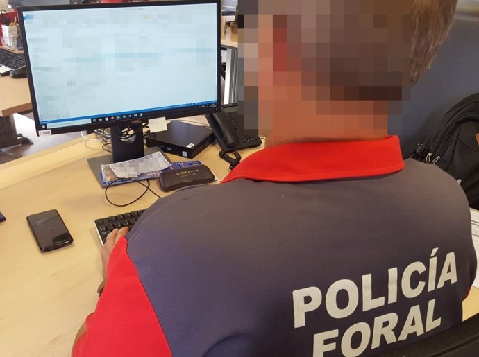 Un agente de Policía Foral con un ordenador