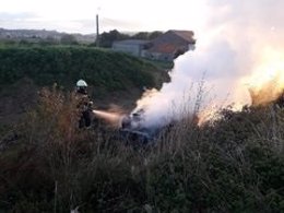 Vehículo incendiado en Bareyo