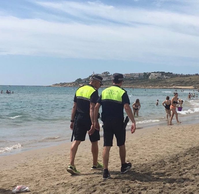 Policía Local de Alicante vigila las playas