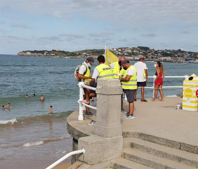 Serenos en la playa de San Lorenzo de Gijón.