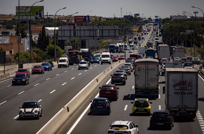 Imagen de una carretera española llena de vehículos. 