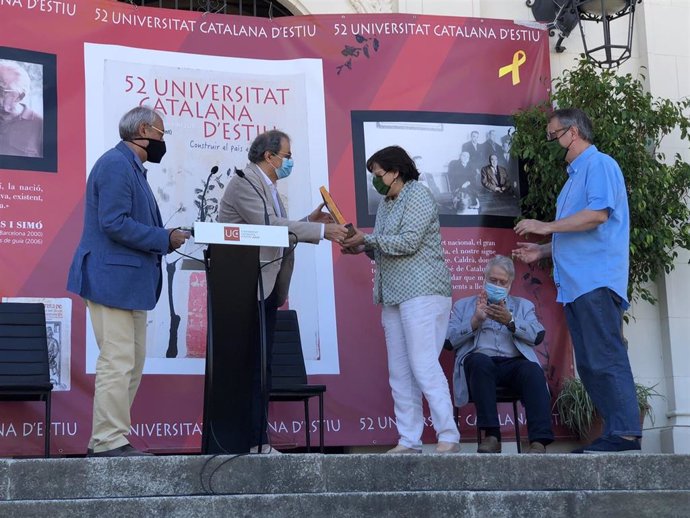 El presidente de la Generalitat, Quim Torra, entrega a Assumpció Maresma y Vicent Partal (VilaWeb) el Premi Canigó en la 52 Universitat Catalana d'Estiu (UCE), con el rector Jordi Casassas, en Prada de Conflent (Francia) el 23/8/2020