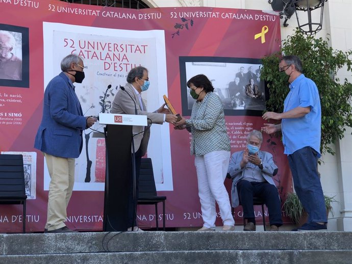 El president de la Generalitat, Quim Torra, entrega a Assumpció Maresma i Vicent Partal (VilaWeb) el Premi Canigó en la 52 Universitat Catalana d'Estiu (UCE), amb el rector Jordi Casassas, en Prada de Conflent (Frana) el 23/8/2020