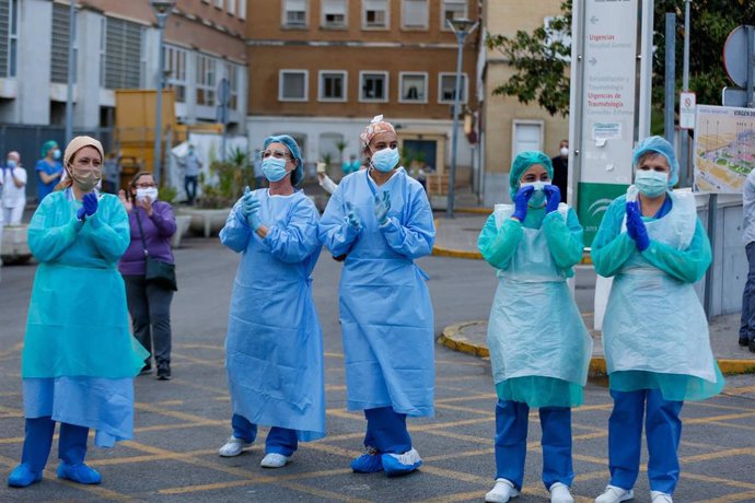Personal sanitario agradecen a los profesionales del transporte sanitario de Sevilla  el  homenaje en el Hospital Virgen del Rocío. 