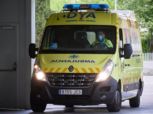 Una ambulancia del DYA Navarra entra en el Complejo Hospitalario de Navarra.