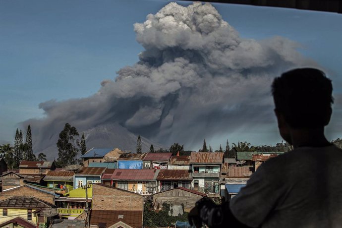 Indonesia.- El monte Sinabung vuelve a entrar en erupción en Indonesia 
