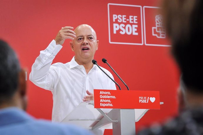 El cabeza de lista del PSOE al Congreso por Guipuzcoa, Odón Elorza, interviene en el acto político socialista, en Irún (Guipúzcoa/País Vasco/España) a 13 de octubre de 2019.