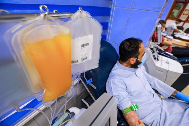 Donación de sangre de un paciente que ha superado el coronavirus en Baghdad