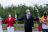 Unas 50.000 personas participan en una cadena humana en Lituania en apoyo a la oposición bielorrusa